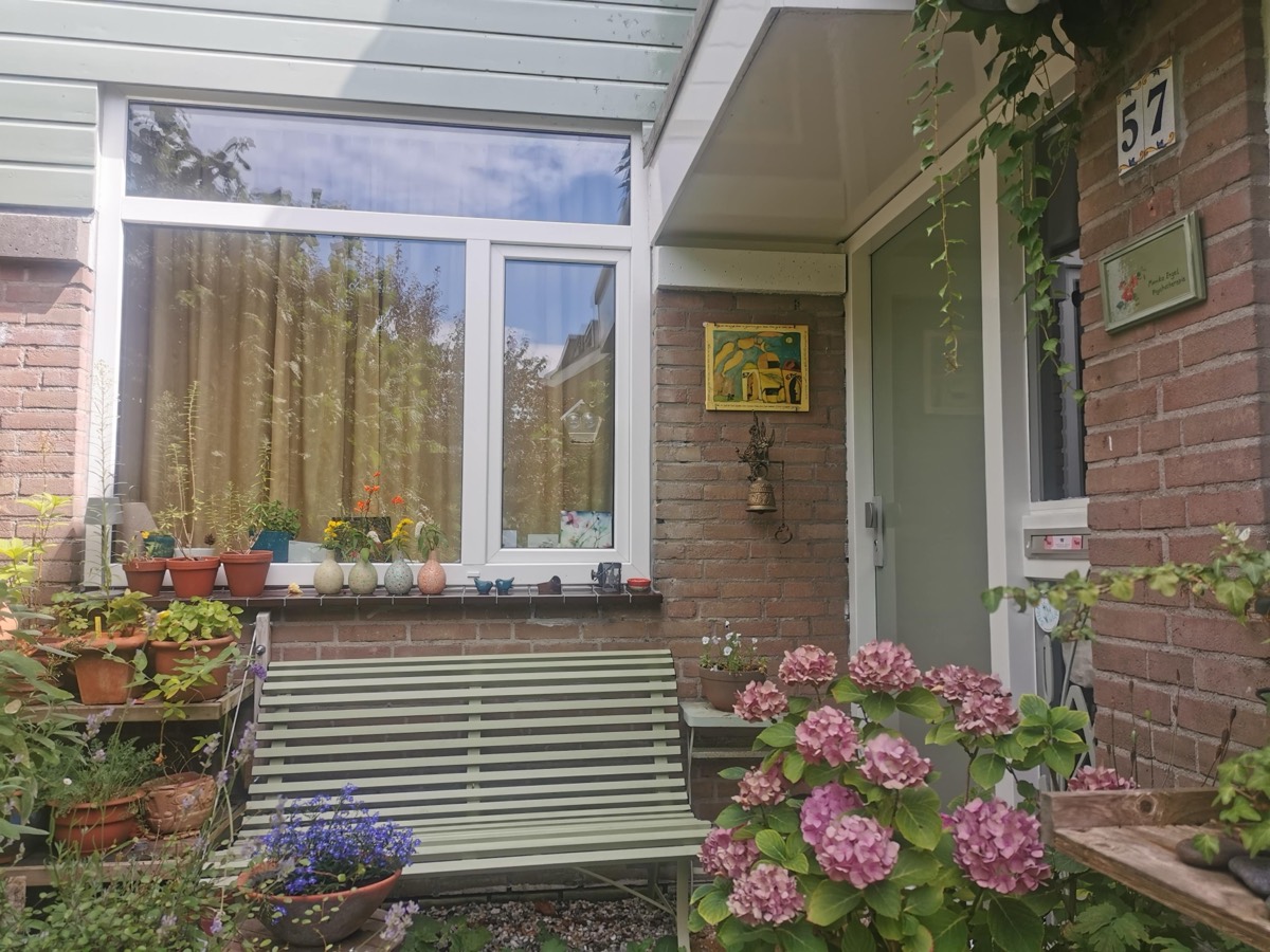 Voordeur van de praktijk, Gildenring 57 Bunnik — huisnummer 57 is zichtbaar bij de ingang